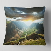 DesignArt Облаци кои ги допираат планините на зајдисонце - пејзаж печатена перница за фрлање - 18х18