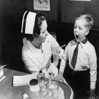 Медицинска сестра ги испитува забите на момчето во историјата на Yorkујорк